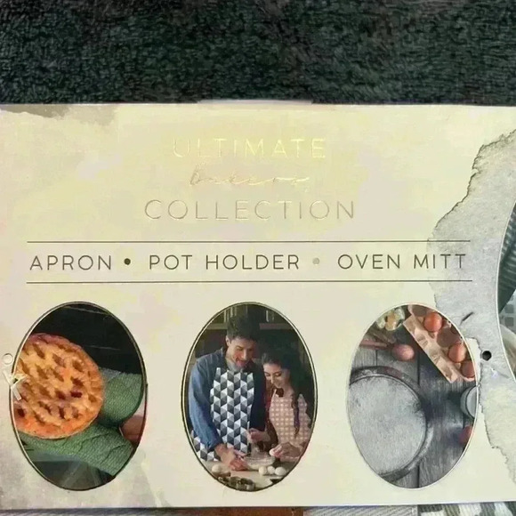 The ultimate baker collection and apron oven mitt pot holder combo new with tags - Picture 6 of 7